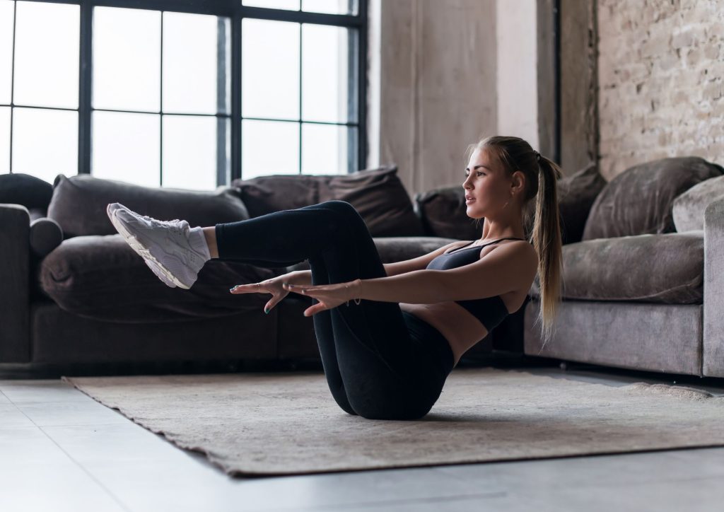 Vrouw traint in de huiskamer 'Personal Training aan huis'